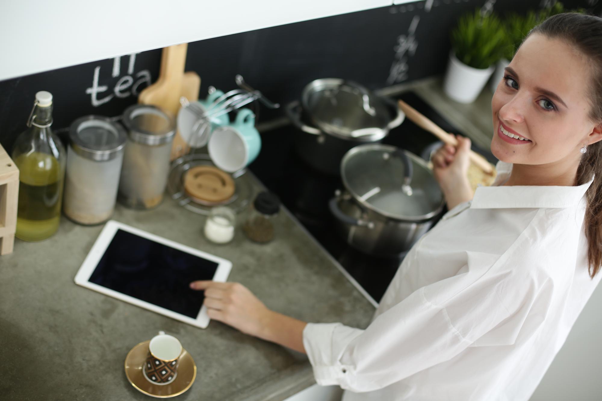 Interno elegante di una cucina didattica con attrezzature professionali