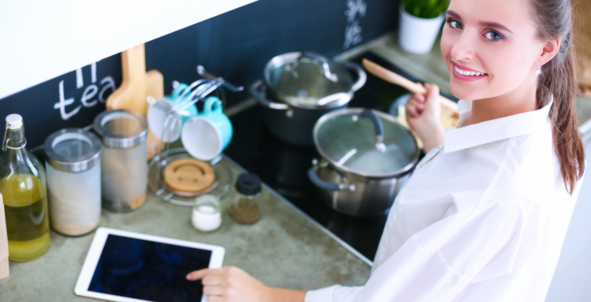 Spazio di lavoro della cucina didattica con tavoli e fornelli