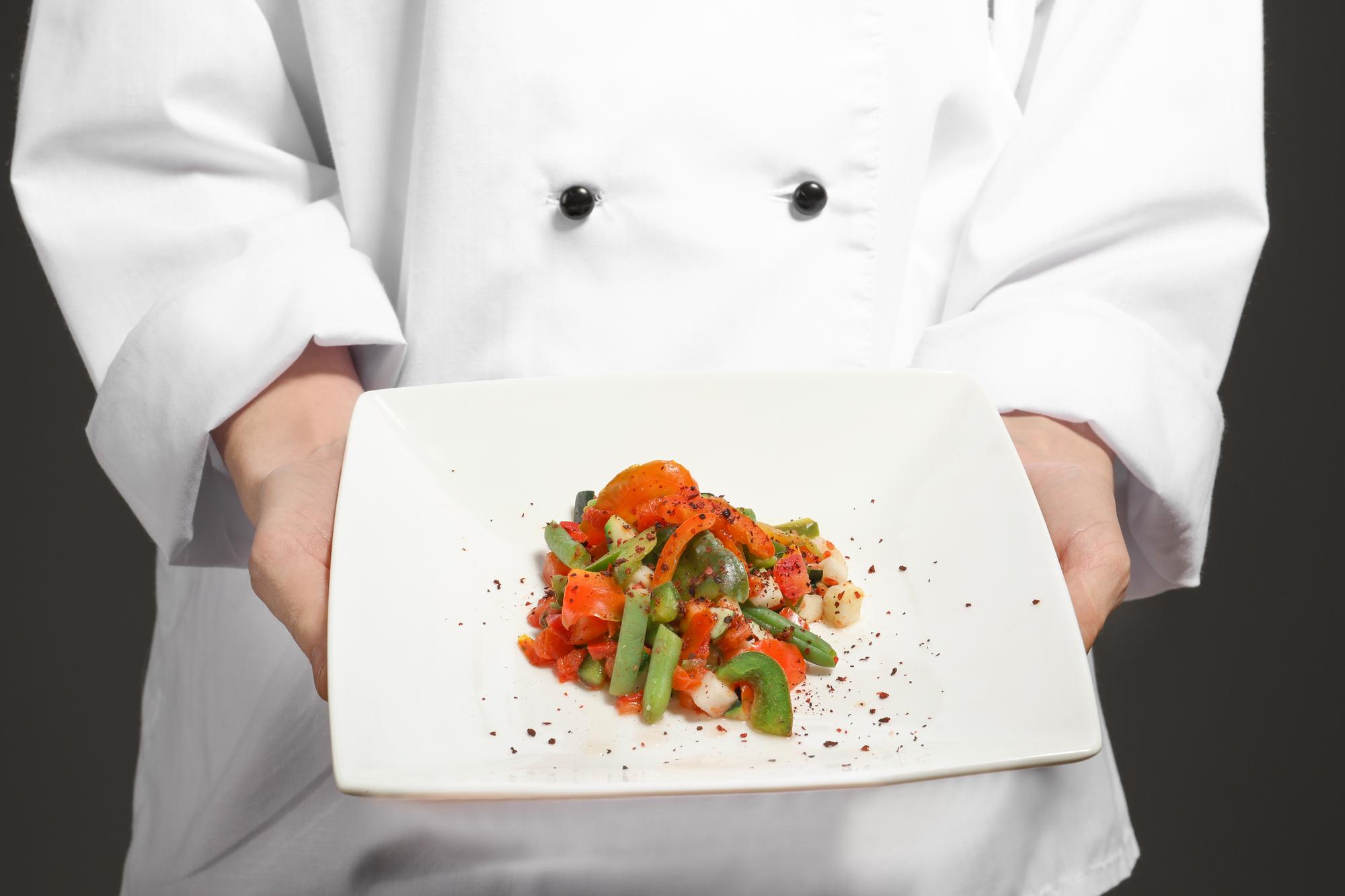 Chef preparando un piatto gourmet in cucina professionale